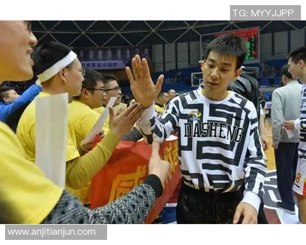 南京篮球队配合引发热议球迷对战术执行和团队默契提出不同看法